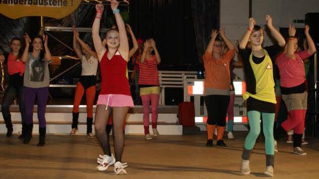 Farbenfroh und mit viel Pep: die Starlight-Girls bei ihrem Showtanz.
