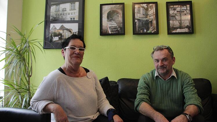 Birgit Moller und Roland Simanzik haben 750 Bilder von der Gerberei Endres gemacht. Viele davon sind in den nächsten Monaten in Mollers Café-Bistro zu sehen. Foto: Roepert