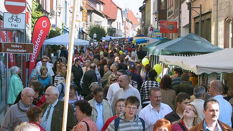 Großer Andrang: So viele Hammelburger kriegt man eigentlich nur zu sehen, wenn Markt ist. Foto: Marus Reeh (Archiv)