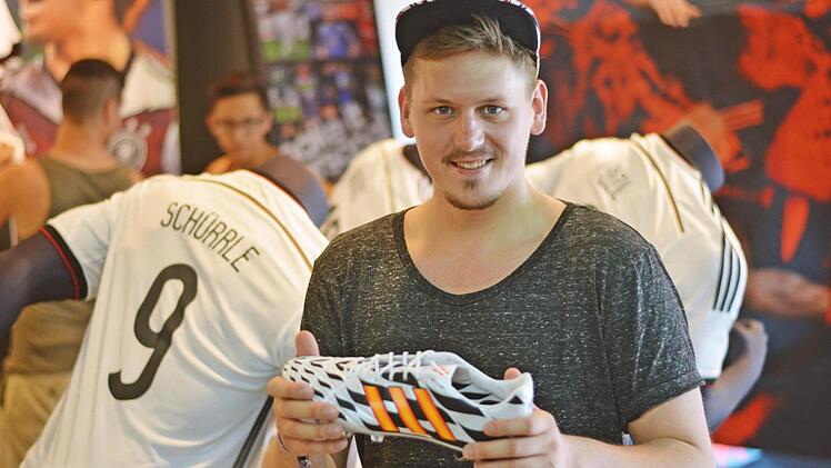 Sebastian freut sich über neue WM-Schuhe von Mannschafts-Kapitän Lahm. Foto: Pelke