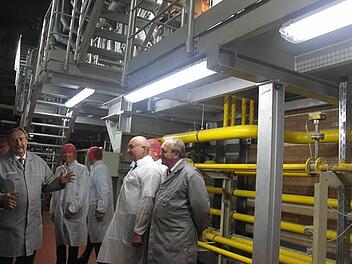 Gerresheimer-Geschäftsführer Bernd Hörauf (l.) erklärt den Gästen die neue Anlage. Foto: Veronika Schadeck