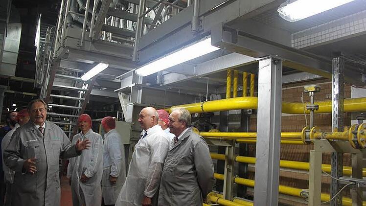 Gerresheimer-Geschäftsführer Bernd Hörauf (l.) erklärt den Gästen die neue Anlage. Foto: Veronika Schadeck