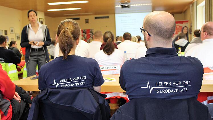 Der Vortrag von Dr. Claudia Siebel über Notfälle in der Schwangerschaft kommt bei den HvOs gut an und wird mit vielen Nachfragen untermauert. Foto: Julia Raab