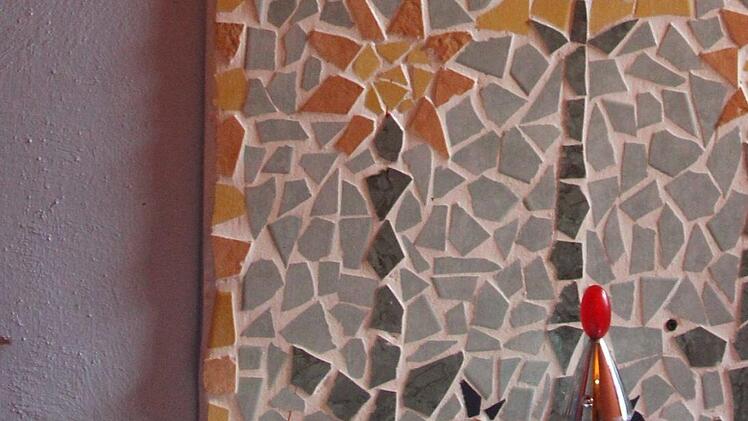 Ein Mosaik als Spritzschutz im Bad.