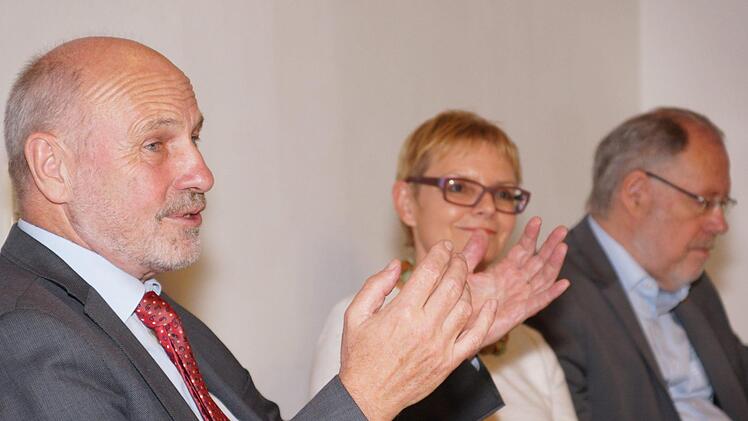 Rainer Arnold, Sabine Dittmar und Walter Kolbow im Gespräch.Foto: Arkadius Guzy