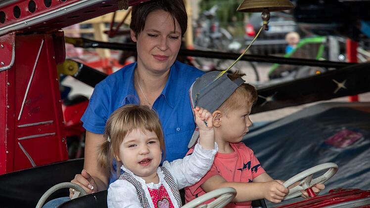 Mutti hatte ein waches Auge darauf beim ersten Einsatz der Tochter im Feuerwehrauto. Foto: Klaus Gagel