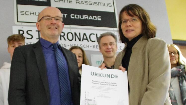 Johannes Koller (2. v. l.) überreichte Schulleiterin Christa Bänisch (2. v. r.) die Urkunde. Foto: Marco Meißner