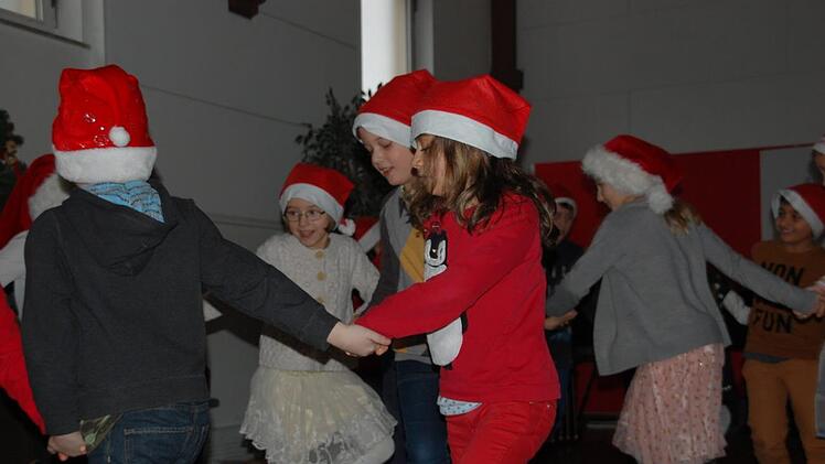 Rasant ging es mit Tanzalarm um den Weihnachtsbaum.Uschi Prawitz