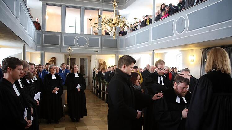 Seit 1. Januar 2018 ist Tobias Knötig "Pfarrer auf Lebenszeit". Am Sonntag wurde der Heilgersdorfer Geistliche von Dekanin Stefanie Ott-Frühwald (Michelau, vorne rechts) während eines Festgottesdienstes in der Kirche "Zu unserer lieben Frauen" in seinem Amt installiert. Beim Segen für den Geistlichen attestierten Toni Schleicher, Elfi Braunreuther (Vertrauensfrau), Pfarrer Manuel Sauer und Georg Schmidt (von links). Foto: Bettina Knauth