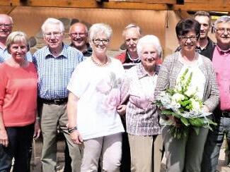 Unser Bild zeigt von rechts Bürgermeister Siegfried Decker, der die Glückwünsche der Gemeinde Neuenmarkt überbrachte, Tochter Iris mit Ehemann Stefan Bauerschmidt, Enkeltochter Laura Bauerschmidt sowie Klaus und Luise Herde mit Kreise der weiteren Verwandten und Gäste. Foto: Werner Reißaus