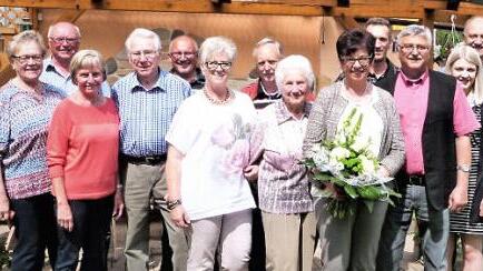 Unser Bild zeigt von rechts Bürgermeister Siegfried Decker, der die Glückwünsche der Gemeinde Neuenmarkt überbrachte, Tochter Iris mit Ehemann Stefan Bauerschmidt, Enkeltochter Laura Bauerschmidt sowie Klaus und Luise Herde mit Kreise der weiteren Verwandten und Gäste. Foto: Werner Reißaus