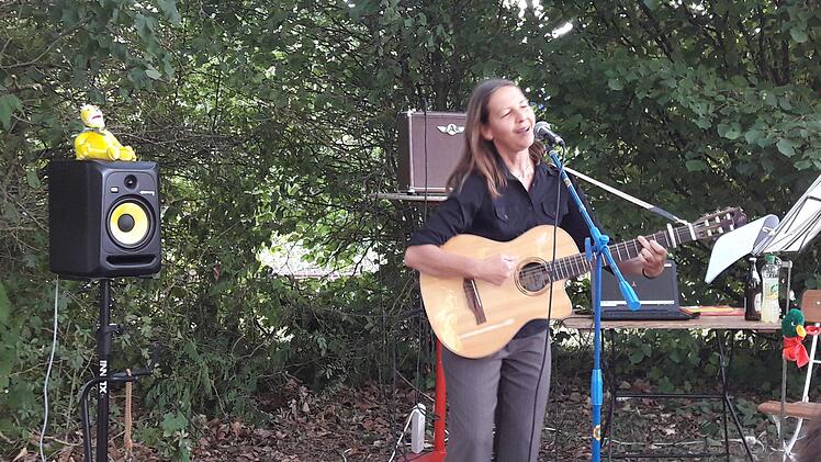 Die Liedermacherin Milli Genth präsentiert im Bahnhofsviertel ein Musik- und Textcocktail-Open-Air. Foto: Hartmut Hessel