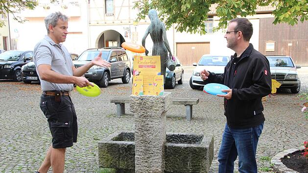 Arno Reuscher (links) und Oliver Schikora testen schon einmal die Frisbee-Scheiben, die die Kinder erhalten, wenn sie am Samstagmorgen beim Kinderfest-Quiz Gem&uuml;sek&auml;rtchen sammeln und die Sammelkarte vollst&auml;ndig beklebt ab 12.30 Uhr am Anger abgeben. Foto: Heike Beudert