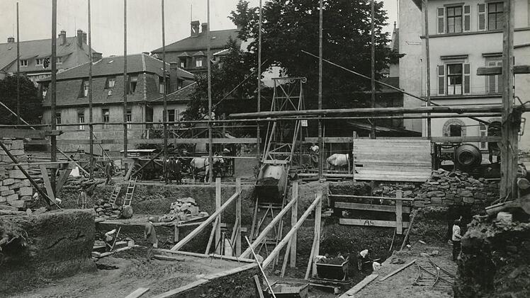 Die Grube wächst. Die Erde wird über Kipplader auf Pferdefuhrwerke verladen und dann abtransportiert. Foto: Archiv Firma Schick