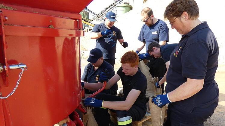 Der Umgang mit der Sandsackfüllanlage wurde im Sander Kieswerk trainiert.