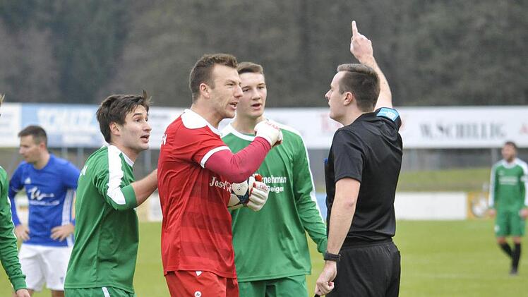 Nichts zu machen: Die Friesener Spieler Hannes N&uuml;tzel, Tobias Bauerschmidt und Maximilian Graf (v. l.) diskutieren mit Schiedsrichter Manuel Doneff nach dessen umstrittenen Elfmeterpfiff.