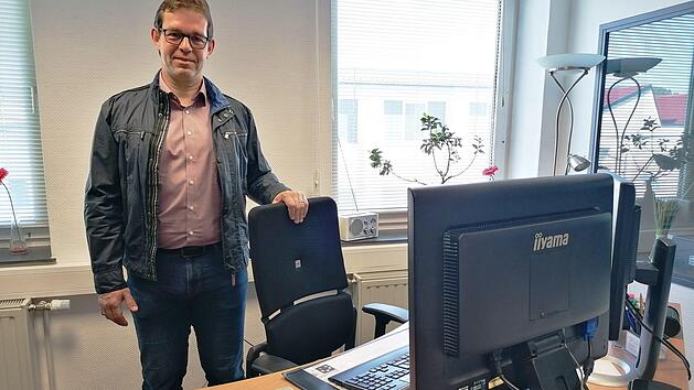 Der designierte Bürgermeister am bisherigen Arbeitsplatz in seinem Büro bei Innocept Engineering in KC/Neuses. Fotos: privat