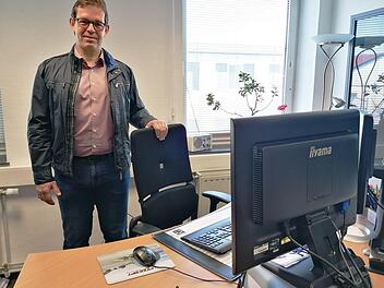 Der designierte Bürgermeister am bisherigen Arbeitsplatz in seinem Büro bei Innocept Engineering in KC/Neuses. Fotos: privat