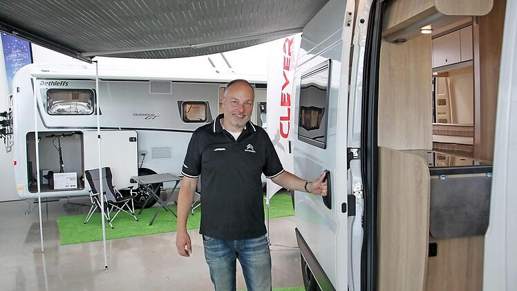 Über 300 Wohnmobile hat Geschäftsführer Andreas Kohlert auf dem Gelände im Aischpark in Höchstadt stehen. Im Schnitt liefert seine Firma Wohnmobile Erlangen sechs bis acht Neufahrzeuge pro Tag aus, manchmal auch 13.  Fotos: Andreas Dorsch (2)/Morelo (1)