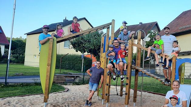 Insgesamt 33 V&auml;ter und M&uuml;tter bauten den Spielplatz an der Schule in Eigenleistung. Auf dem Foto ist leider nur ein kleiner Teil der Helfer abgebildet, um den derzeit  n&ouml;tigen Abstand einhalten zu k&ouml;nnen. Foto: Evelyn Schneider