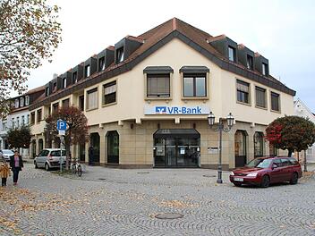 In der Filiale in Höchstadt soll sich durch die Fusion für die Kunden nichts ändern.   Foto: Andreas Dorsch