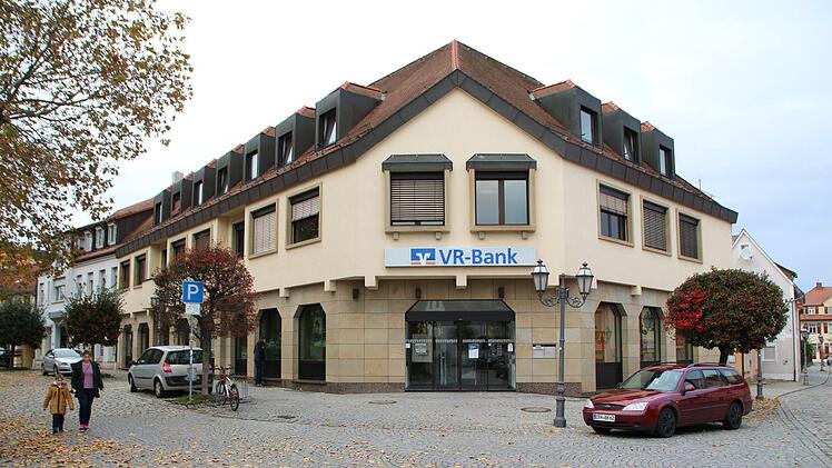 In der Filiale in Höchstadt soll sich durch die Fusion für die Kunden nichts ändern.   Foto: Andreas Dorsch