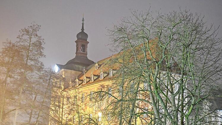 Im Herbst und Winter ist der Blick vom Kranen zum Alten Rathaus einigermaßen frei, im Sommer jedoch wird er durch Baumbewuchs eingeschränkt.  Foto: Ronald Rinklef