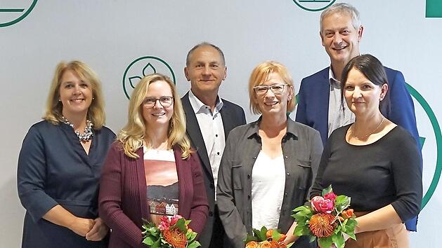 Von links Martina Gie&szlig;&uuml;bel (Personalratsvorsitzende), Nicole Reu&szlig;, Peter Weigand, Sabine R&ouml;ttinger, Martina Karollus und Frank D&uuml;nisch (Direktor AOK Schweinfurt).