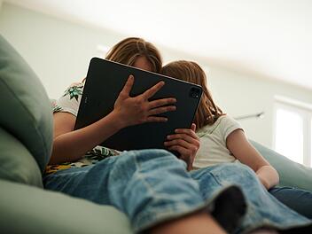 Kinder mit Tablet