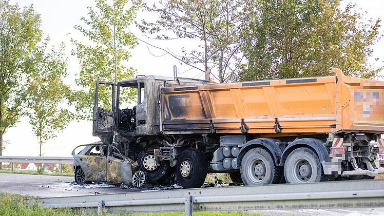 B2: Wagen kollidiert mit Lastwagen und geht in Flammen auf