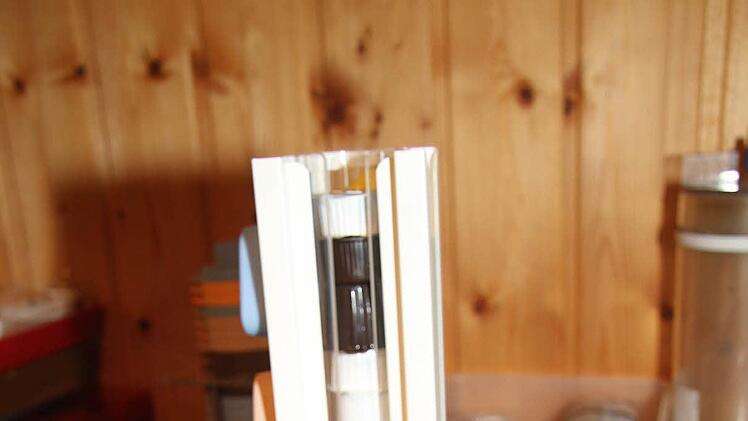 So könnte in Zukunft ein Kaffeeplatz in einem Restaurant aussehen. Die Kaffeesahne-Öffner gibt es in vielen unterschiedlichen Farben. Sie könnten auch aus anderen Materialien hergestellt werden