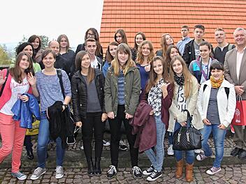Erinnerungsfoto im Rathaushof von Ebern: die polnischen Jugendlichen aus Zory mit Bürgermeister Jürgen Hennemann (rechts), Dolmetscherin Barbara Perenc (Mitte links), der Verantwortlichen polnischen Lehrkraft Barbara Barglik (hinten links) und Christian Langer vom FRG Ebern (Mitte 2. von links).  Foto: Helmut Will