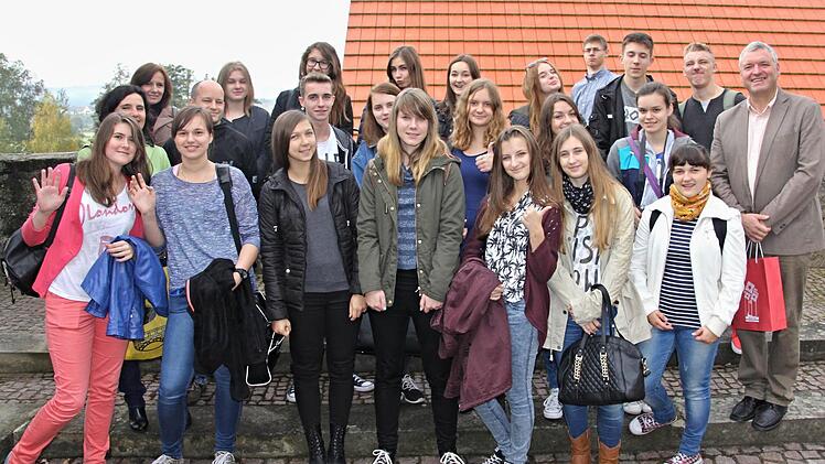 Erinnerungsfoto im Rathaushof von Ebern: die polnischen Jugendlichen aus Zory mit Bürgermeister Jürgen Hennemann (rechts), Dolmetscherin Barbara Perenc (Mitte links), der Verantwortlichen polnischen Lehrkraft Barbara Barglik (hinten links) und Christian Langer vom FRG Ebern (Mitte 2. von links).  Foto: Helmut Will