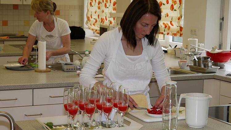Sonja Wicklein bereitet ihren Aperetiv zu, Foto: Berthold Köhler