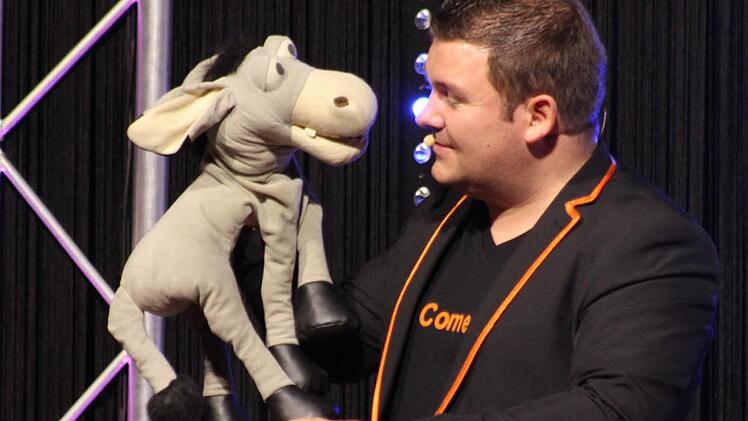 "Stimmung!", wieherte der Esel und rockte den Saal der Dr.-Stammberger-Halle mit Kalauern am laufenden Band. Foto: Sonja Adam