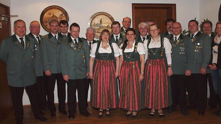 Die bei der Teilneuwahl gewählten Mitglieder mit dem neu eingeführten Dritten Schützenmeister Hans-Georg Rießner (Dritter von links) Foto: Alfred Thieret