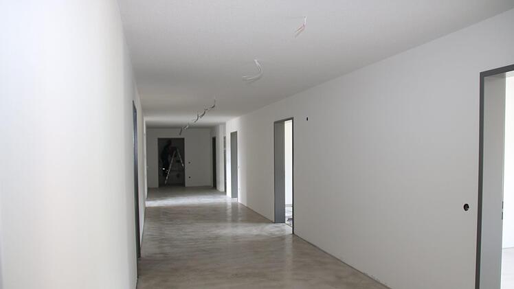 Ein Blick in einen Gang. Im Obergeschoss sind die Arbeiten schon weit fortgeschritten.