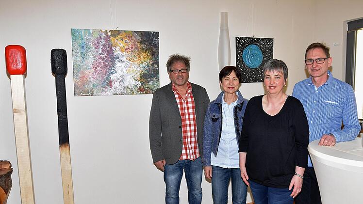 Im Weinhaus Schaffner in Haßfurt wurde die dritte Kunstausstellung eröffnet, die Werke von Hannes Betz aus Westheim präsentiert. Im Bild (von links) Hannes Betz, die Kulturbeauftragte des Landkreises, Renate Ortloff, sowie Sabine und Renée Büchner vom Weinhaus Schaffner.