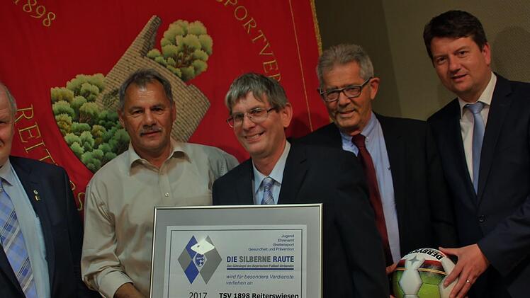 BFV-Kreisvorsitzende Rainer Lochmüller (von links), Martin Seufert TSV, Kreis-Ehrenamtsbeauftragter Klaus Eisenmann, TSV-Vorstand Egon Göbel sowie MdL Sandro Kirchner bei der Übergabe der Auszeichnung.  Foto: Werner Vogel