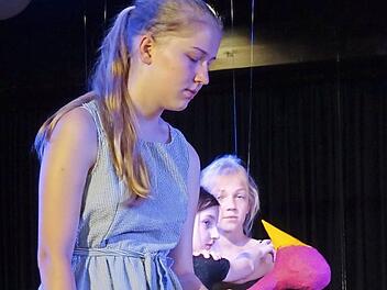 Schüler des Frobenius-Gymnasiums proben seit Wochen für den Theaterabend. Foto: Doris Bauer