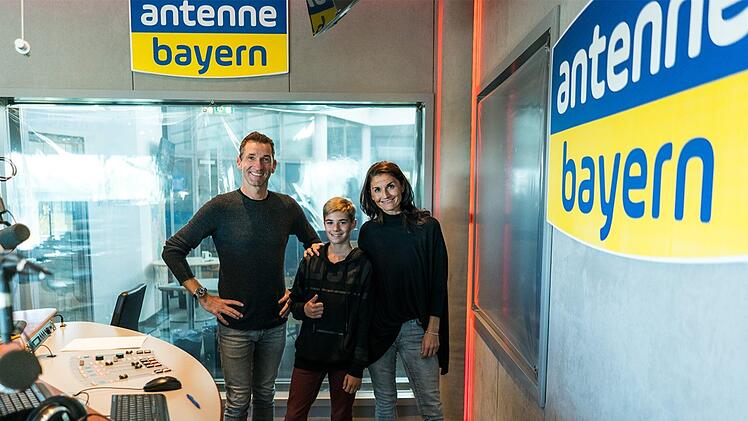 Vergangenen Freitag war Adrian in der Sendung "Die Stefan Meixner-Show" zu Gast. Hier ist er mit den Moderatoren Paul Johannes Baumgart und Marion Schieder zu sehen. Foto: Antenne Bayern/Felix Werner