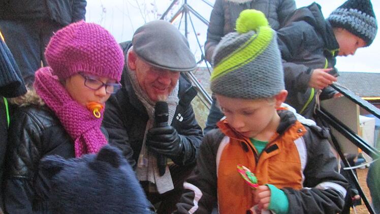 Bürgermeister Karlheinz Kickuth   hielt für die Kinder einen Naschkorb bereit. Winfried Ehling