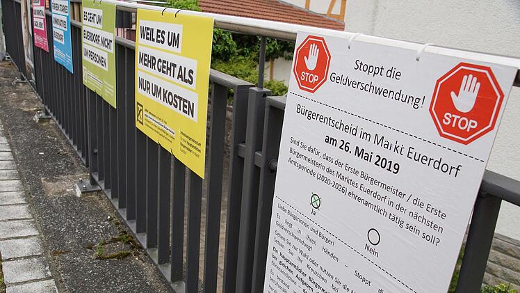 Mit Plakaten und Flyern kämpften beide Seiten um die Stimmen der  Wahlberechtigten.  Arkadius Guzy