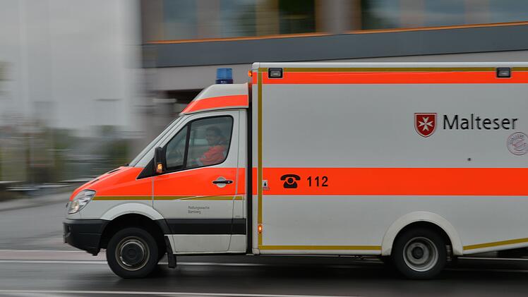 Die Rettungskr&auml;fte mussten eine Rentnerin (78) am Sonntagnachmittag ins Coburger Klinikum bringen. Foto:Ronald Rinklef