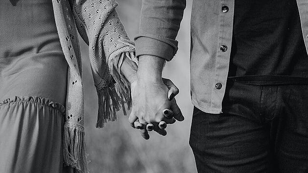 Romantische Liebessprüche: Hand in Hand gegen den Rest der Welt - so fühlt sich Liebe an!