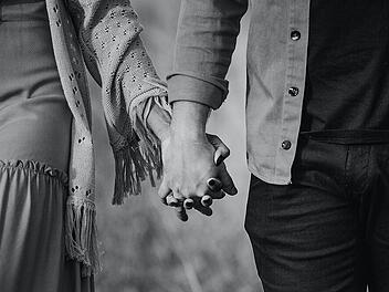 Romantische Liebessprüche: Hand in Hand gegen den Rest der Welt - so fühlt sich Liebe an!
