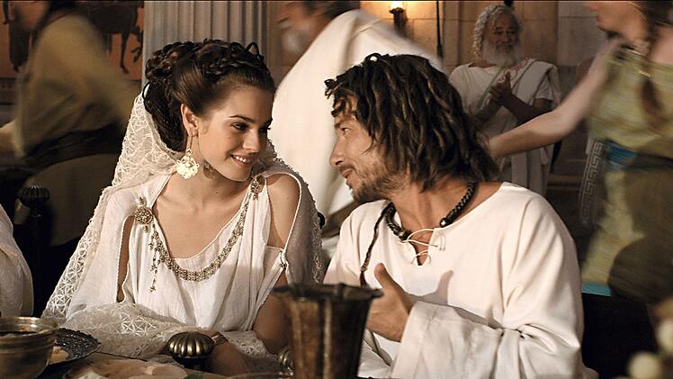 Irina (Vanessa Hessler) und Romantix (St&eacute;phane Rousseau) haben sich Hals &uuml;ber Kopf ineinander verliebt.