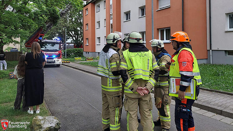 K&uuml;chenbrand in Bamberg: Nachbar rettet zwei Jugendliche aus Wohnung