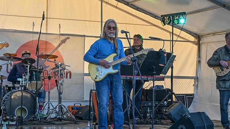 Die Coolen Socken sind (von links) Klaus Regler (Sologitarre), Viktor Hochhalter (Drums), Karl Gessler (Keyboards), Peter-Alexander Ostrowsky (Gitarre) und Heinz Beiersdorfer (Bass).