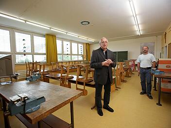 Zwei Klassenzimmer werden Kinderkrippe: Bürgermeister Bäuerlein (links) und Hausmeister Einwich sehen keine Probleme. Die drei in Merkendorf noch untergebrachten Grundschulklassen werden anderweitig untergebracht. Foto: Barbara Herbst